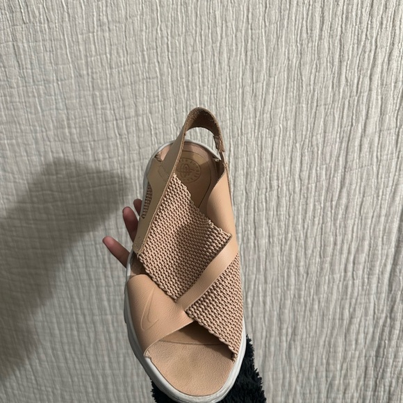 Nike Wmns Air Huarache Ultra Sandal in the 'Vachetta Tan' 
Sz 9 - Picture 2 of 3